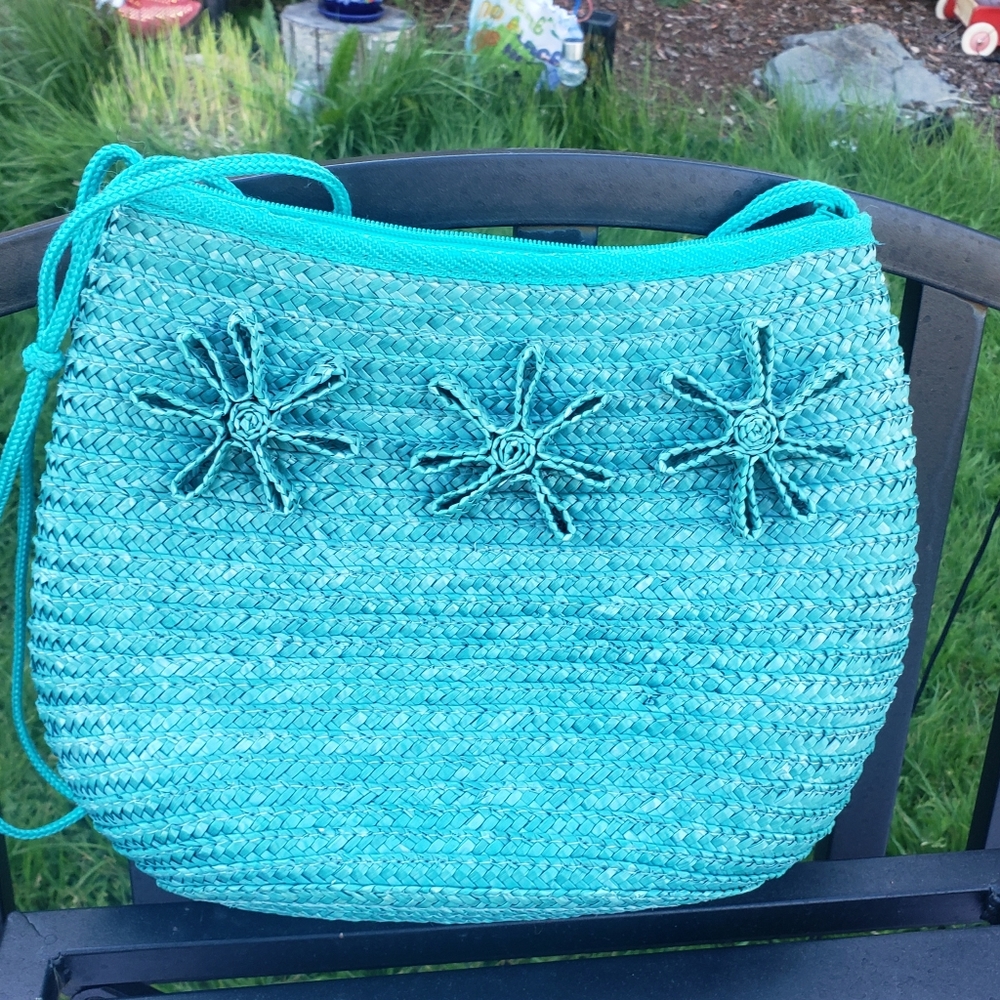VINTAGE FLORAL BABY BLUE STRAW CROSSBODY BAG.